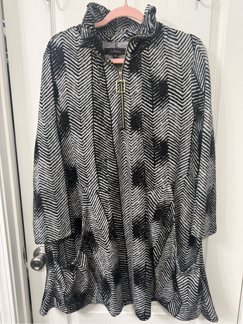 Calessa Black & White Chevron Zip-Front Tunic